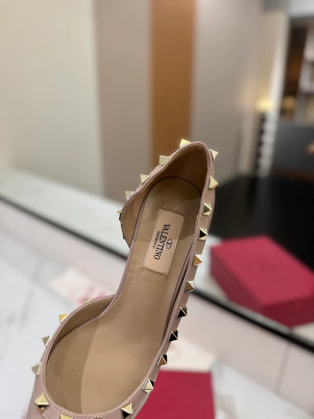 👟👟Ex-factory price 580👟👟 Valentino/Valentino rivet VT classic shoes, top replica! The side curves are perfect, the original molded custom-made rust-free rivets, and the textured hardware bring out a full sense of high-end, giving you a genuine foot feel! The first choice for high-end customers❤️ [Material] Upper: Original imported custom patent leather Lining: Original imported goatskin Outsole: Imported pearlescent leather outsole Heel height: 6.5CM Code number: 35-39 [34, 40, 41, 42 custom-made are not returnable]